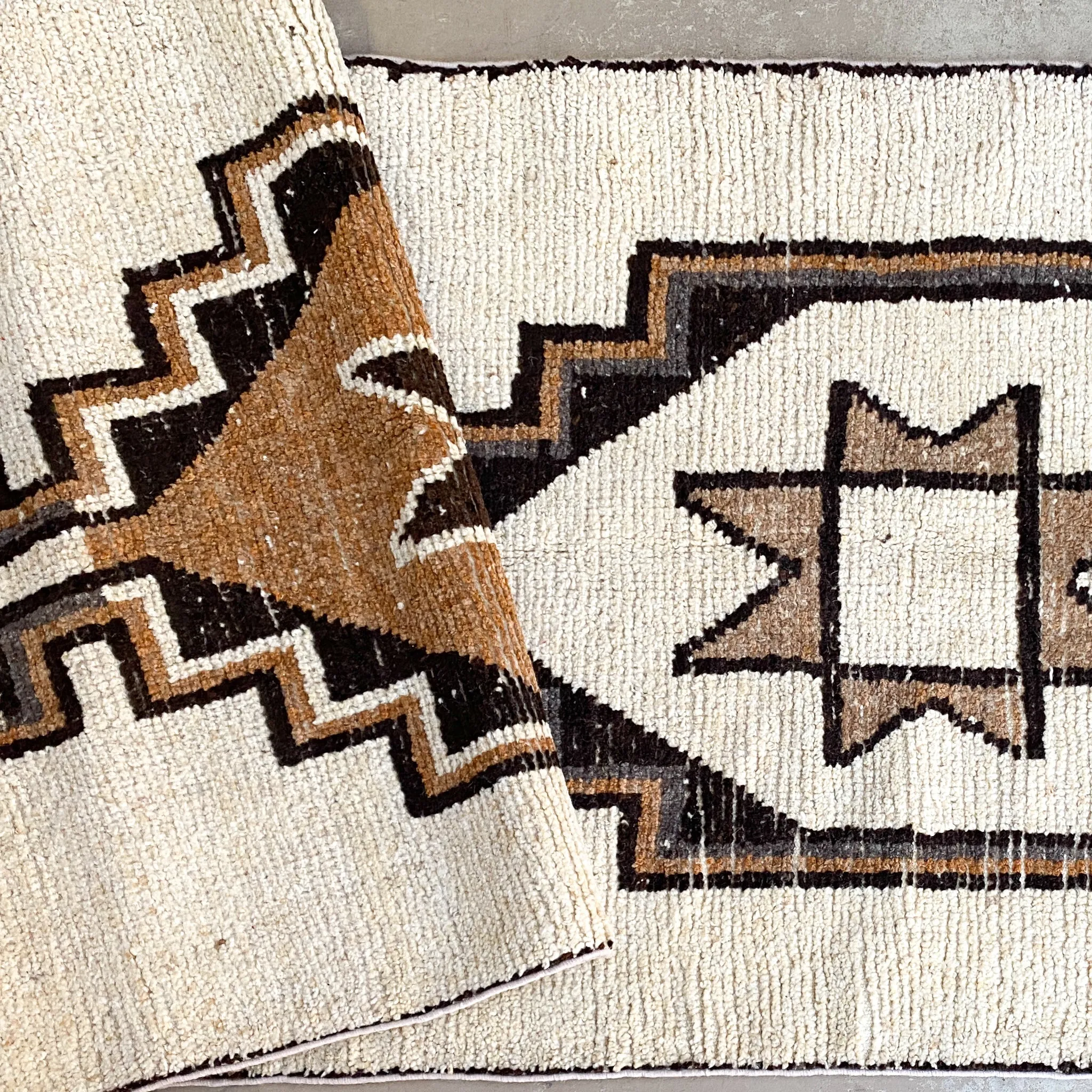 4633 Handwoven Vintage Rug 3’4x11’2