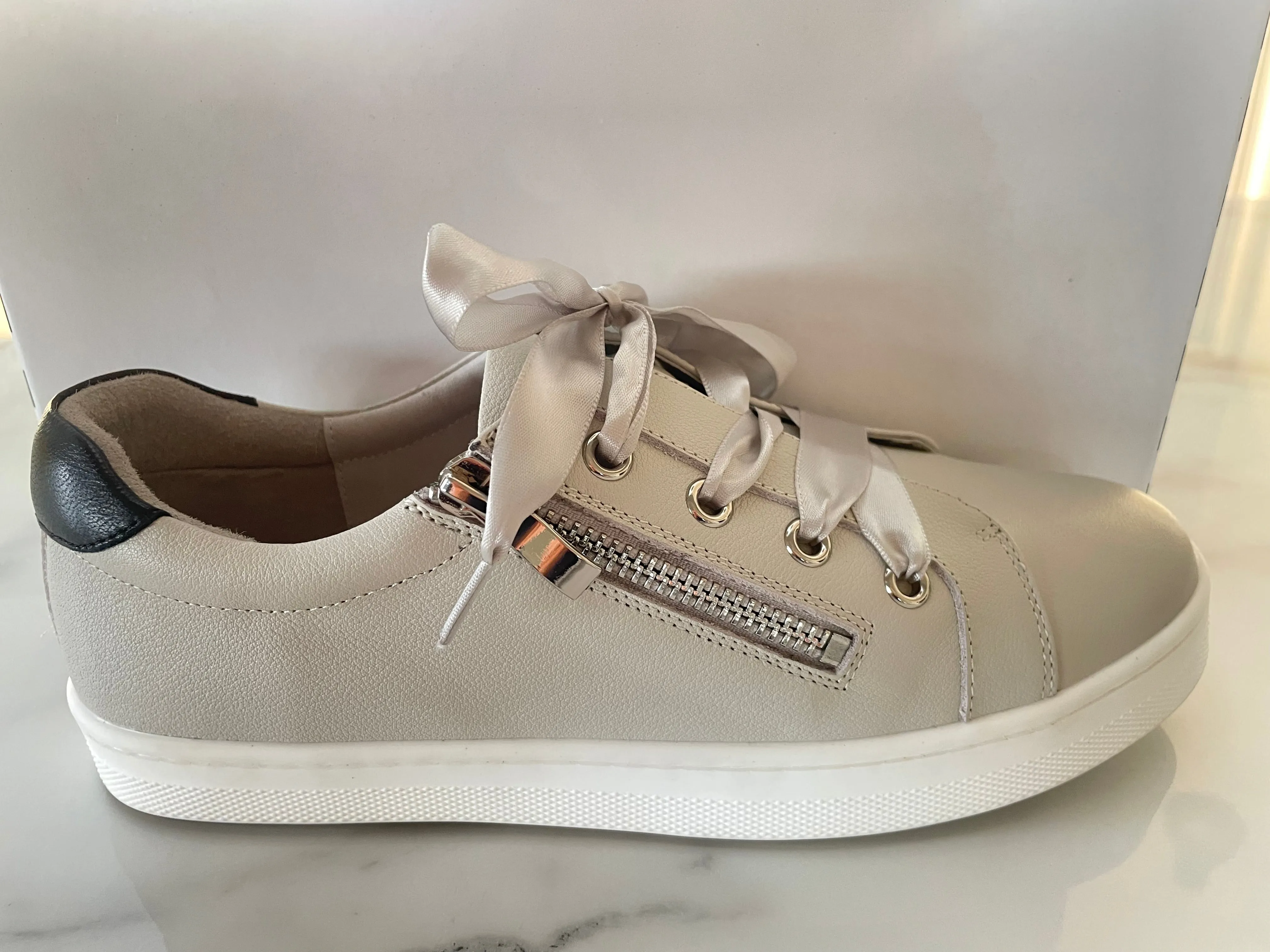 Chrissie - DEB Pebbled Grey